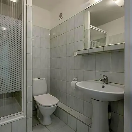 Plonia Economy Vandrerhjem *